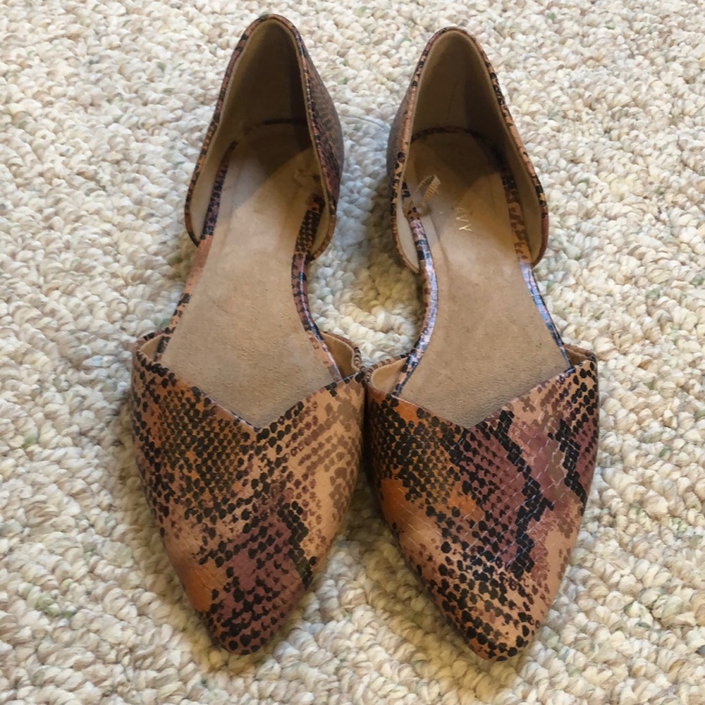 Pink /black snake skin design pointed toe flat Sz 6